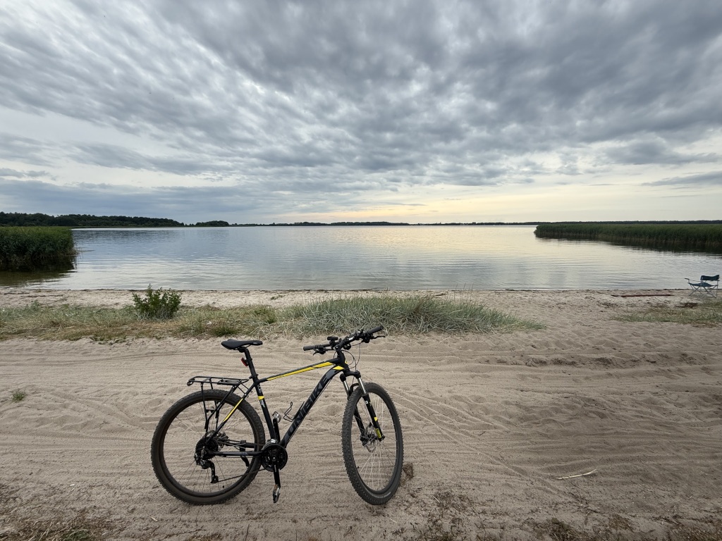 Dzika plaża nad Jeziorem Wrzosowskim, gdzie panują doskonałe warunki do uprawiania sportów takich jak: SUP, windsurfing, kitesurfing